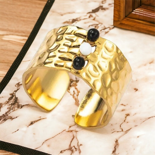 Anillo de acero vintage de tres piedras