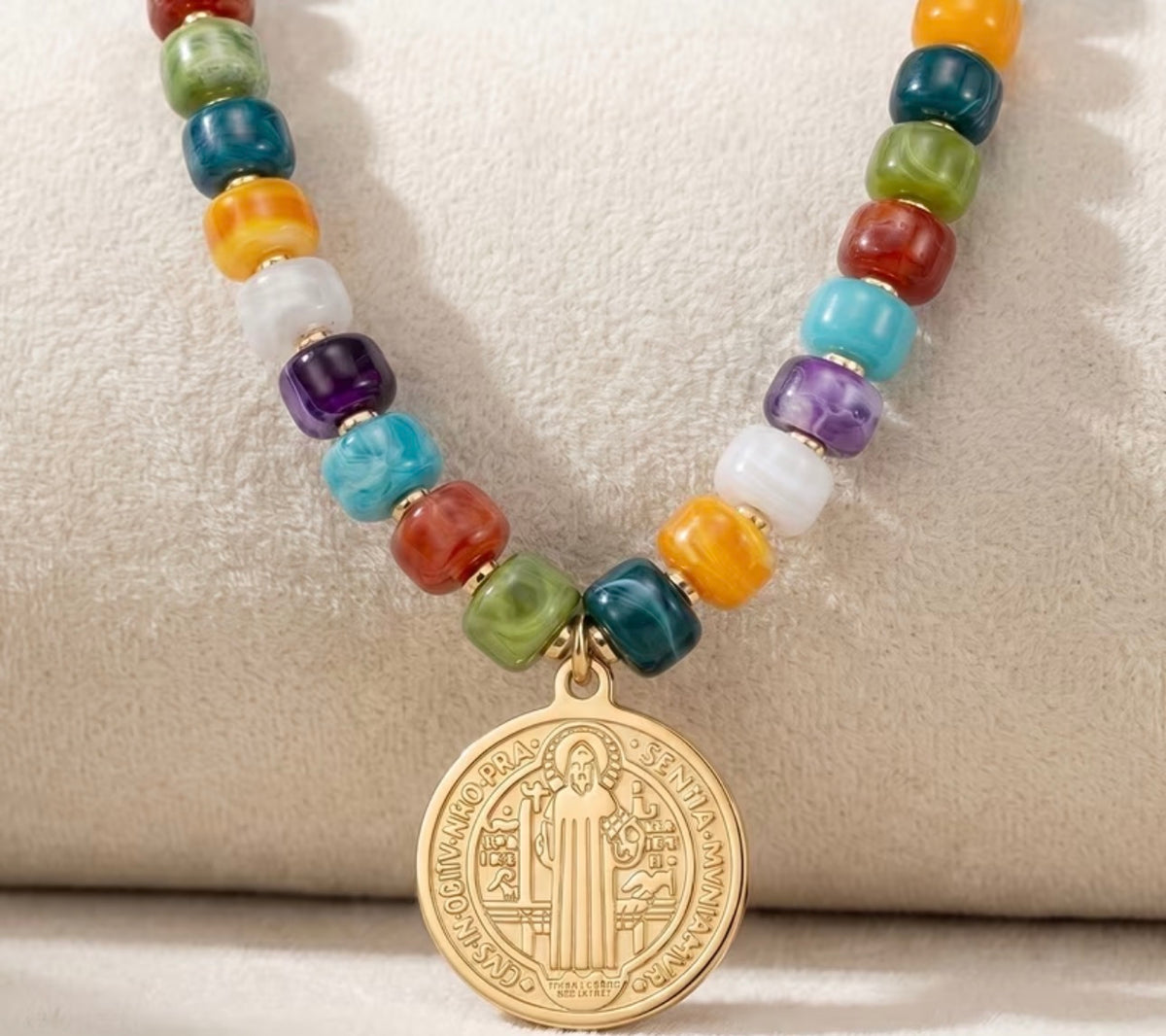 Collar de piedras  de colores con dije San Benito de acero