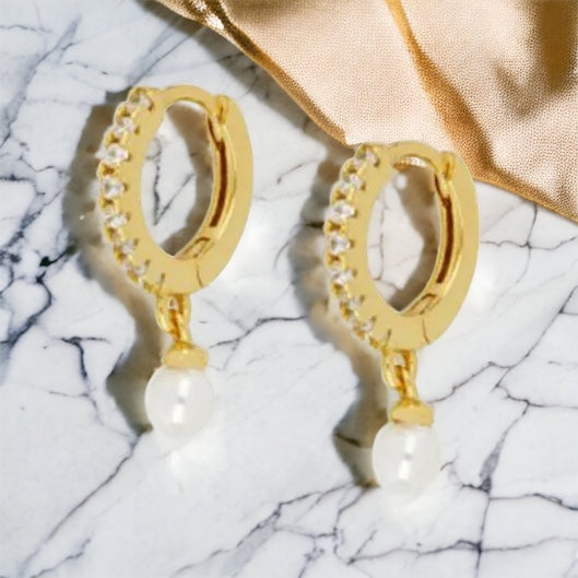 Aretes de plata con baño de oro y circones.